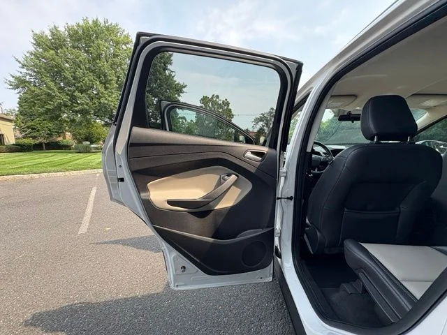 Used 2019 White Platinum Clearcoat Metallic Ford SEL image 24