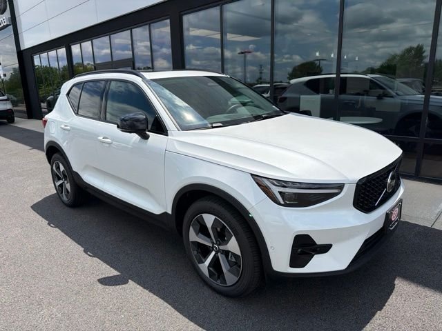 2026 Volvo XC40 B5 Plus Dark AWD's photo