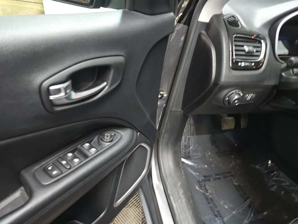 Used 2020 Gray Jeep Latitude image 28