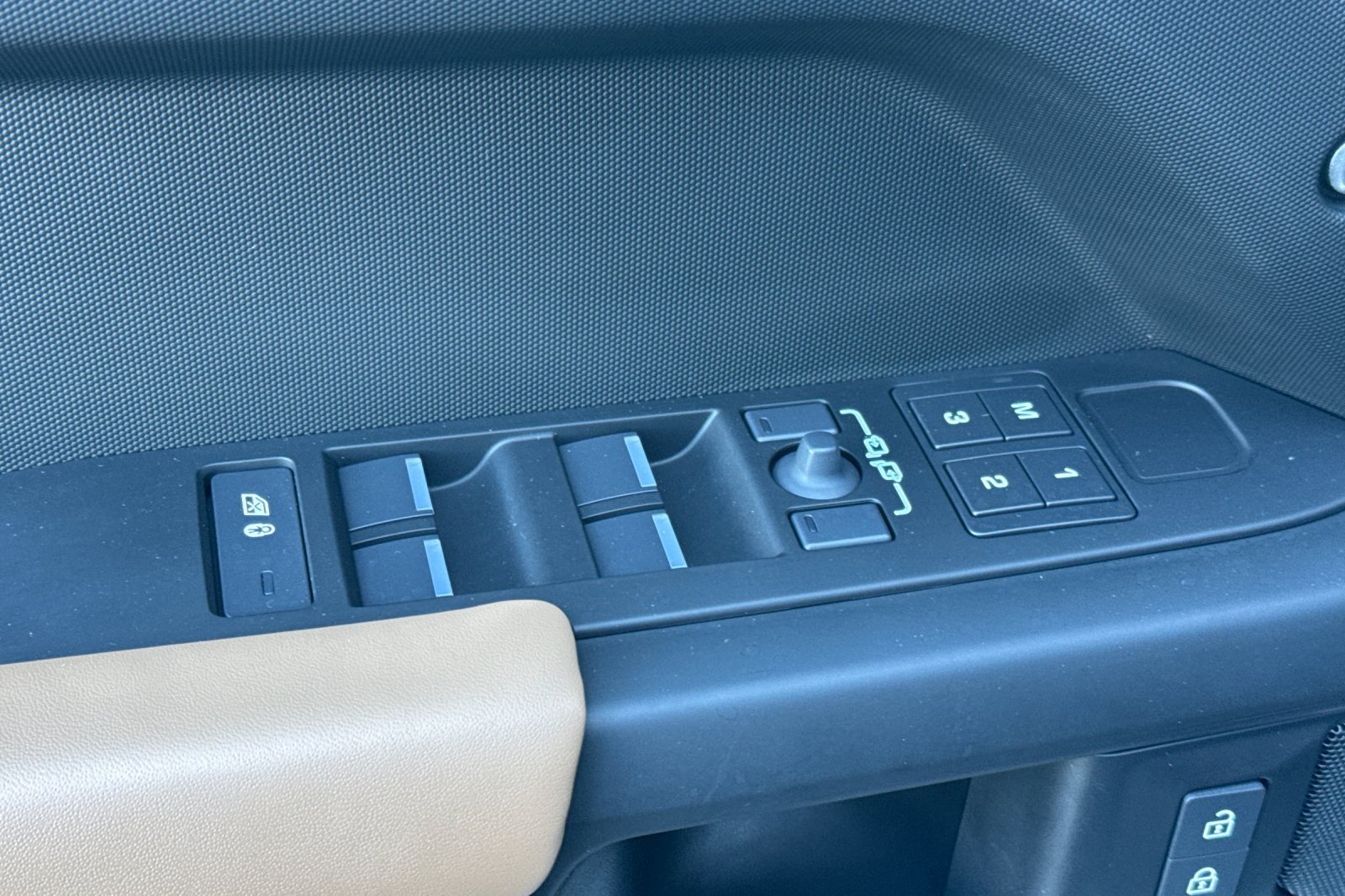 Certified Used 2026 White Land Rover X-Dynamic SE image 11