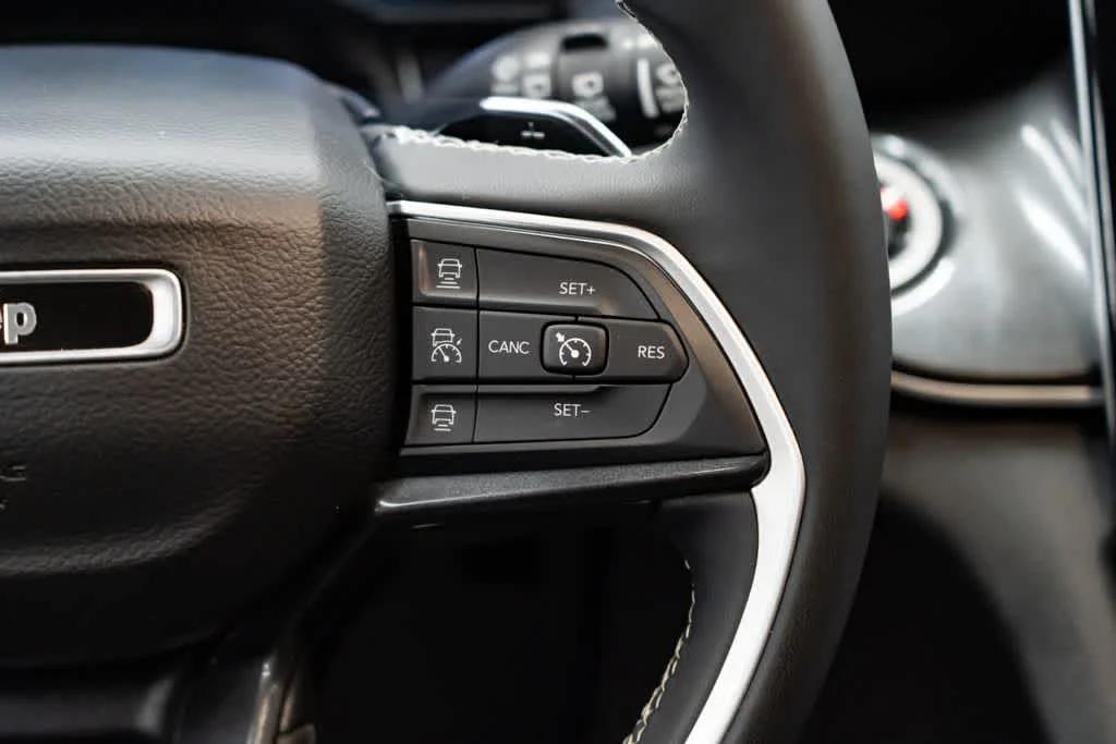 Used 2023 Diamond Black Crystal Pearlcoat Jeep Laredo image 17