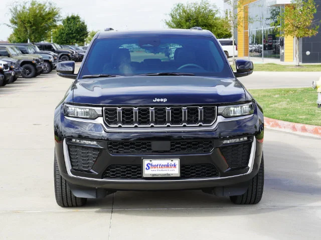 New 2026 Diamond Black Crystal Pearl-Coat Exterior Paint Jeep Limited image 9
