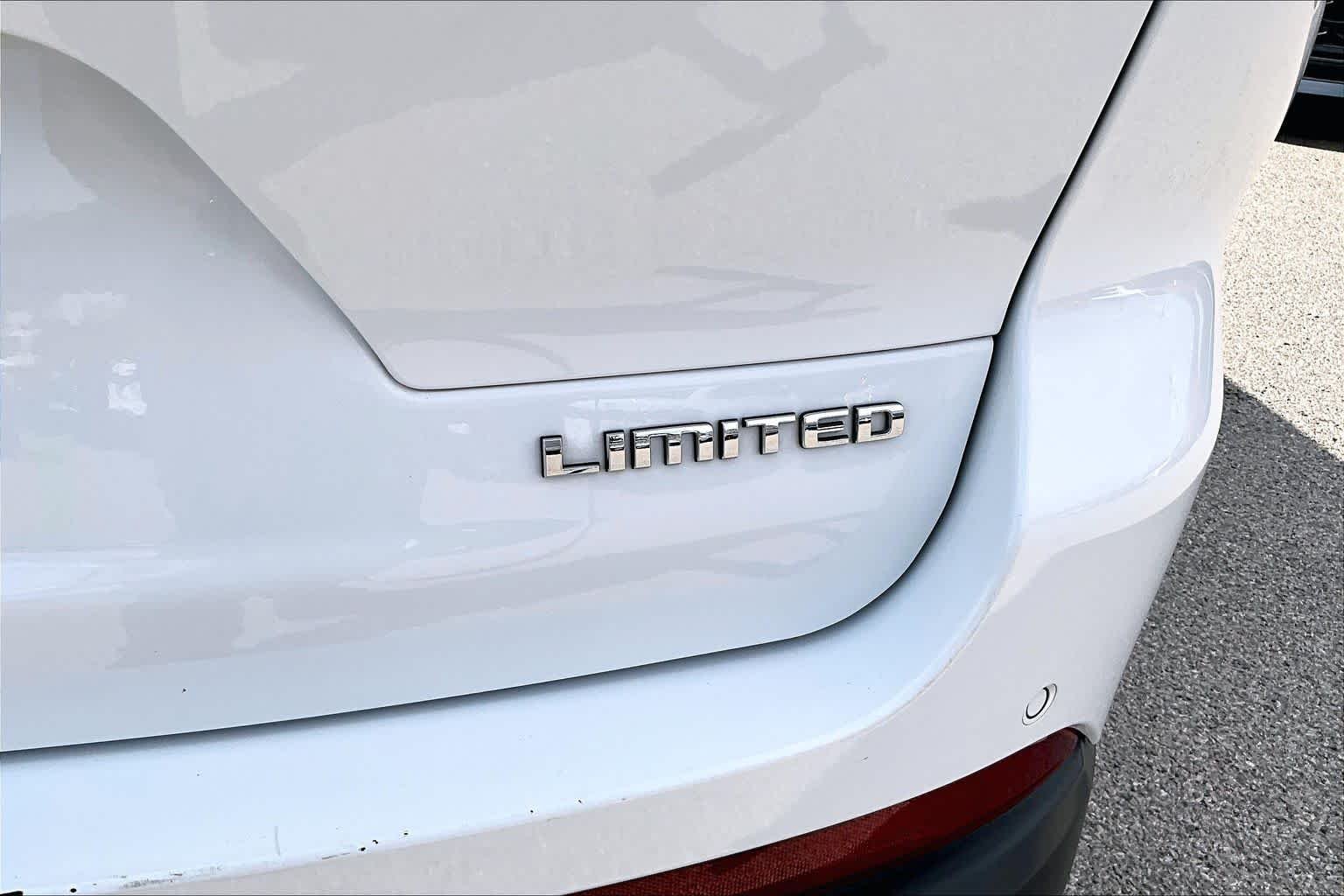 Used 2022 Bright White Clearcoat Jeep Limited image 9