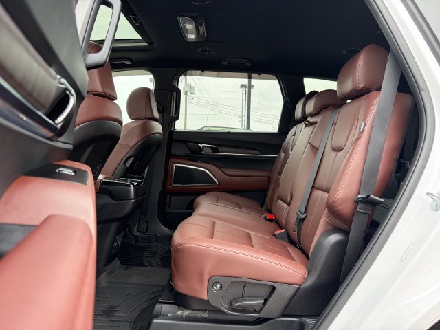 Certified Used 2024 White Pearl Kia EX image 22