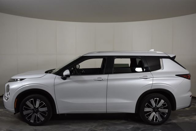 Used 2025  Mitsubishi SEL image 4