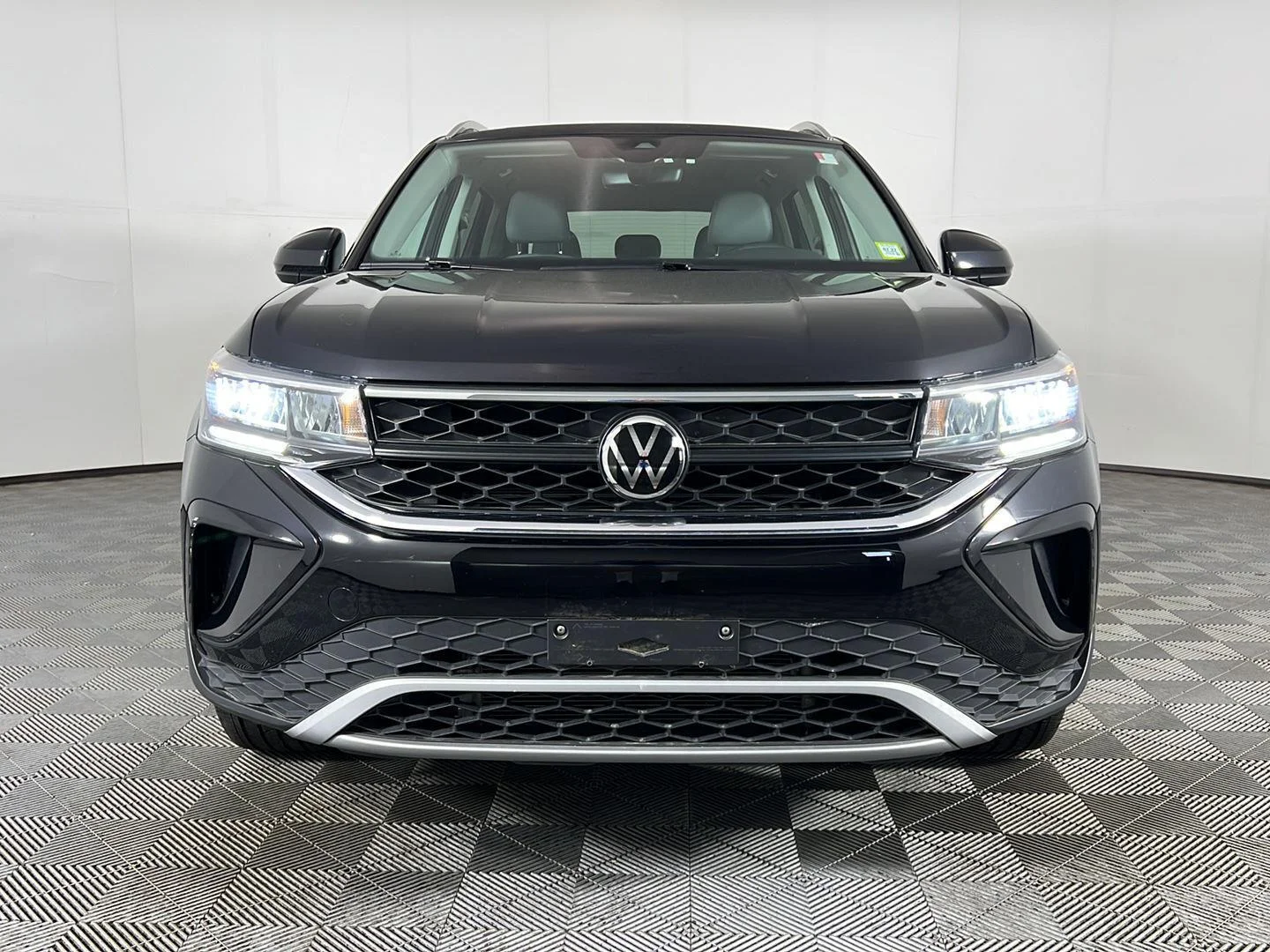 Used 2023 Deep Black Pearl Volkswagen SE image 13