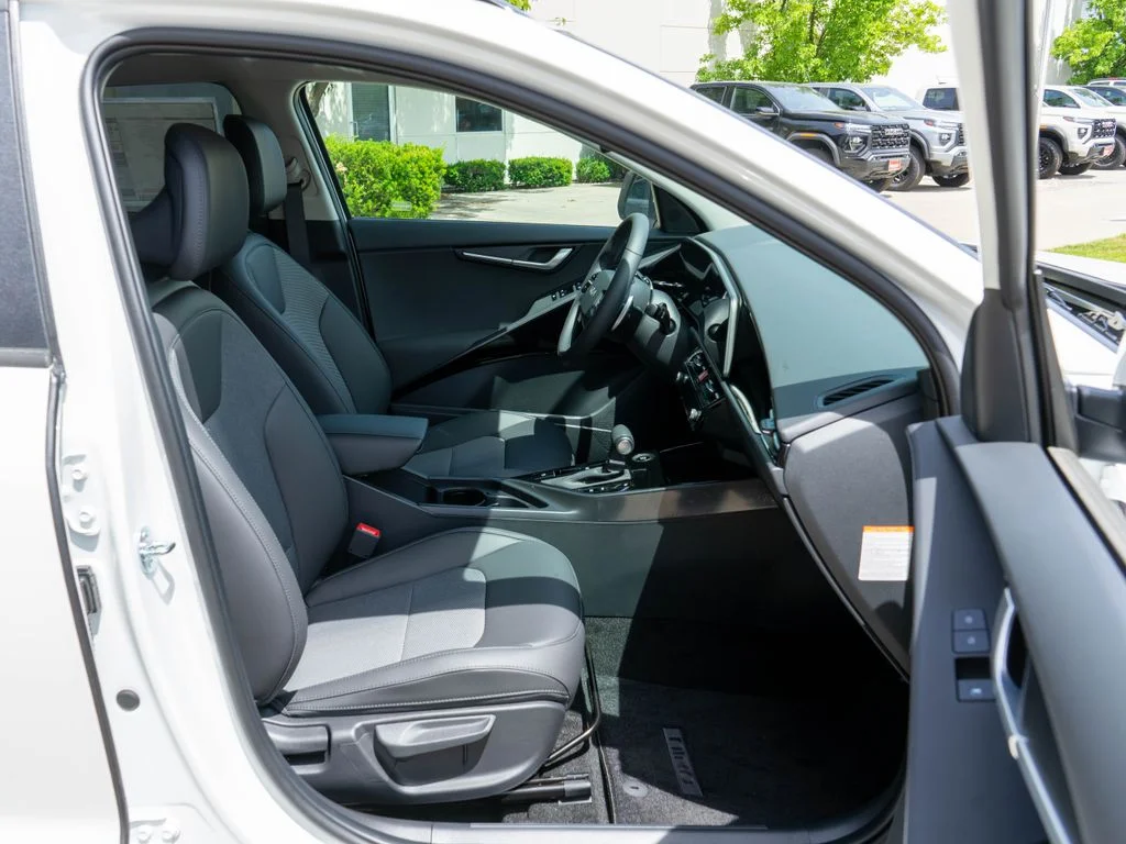 New 2026 Snow White Pearl Kia EX image 10