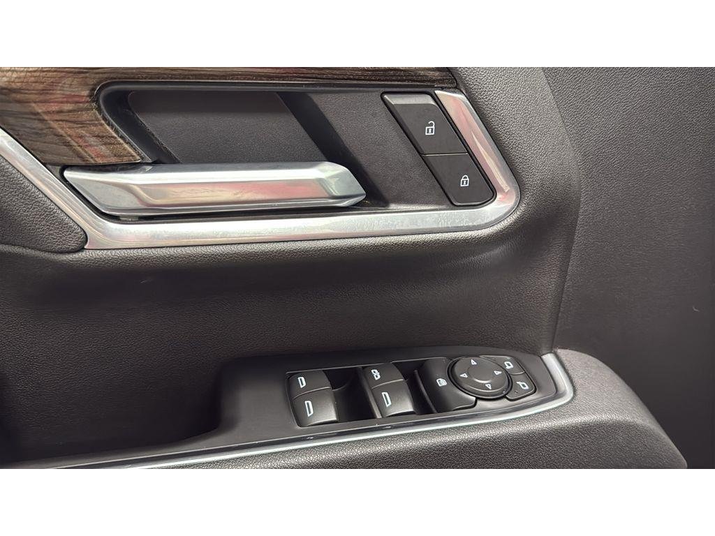 Used 2025 Summit White Chevrolet LT image 16