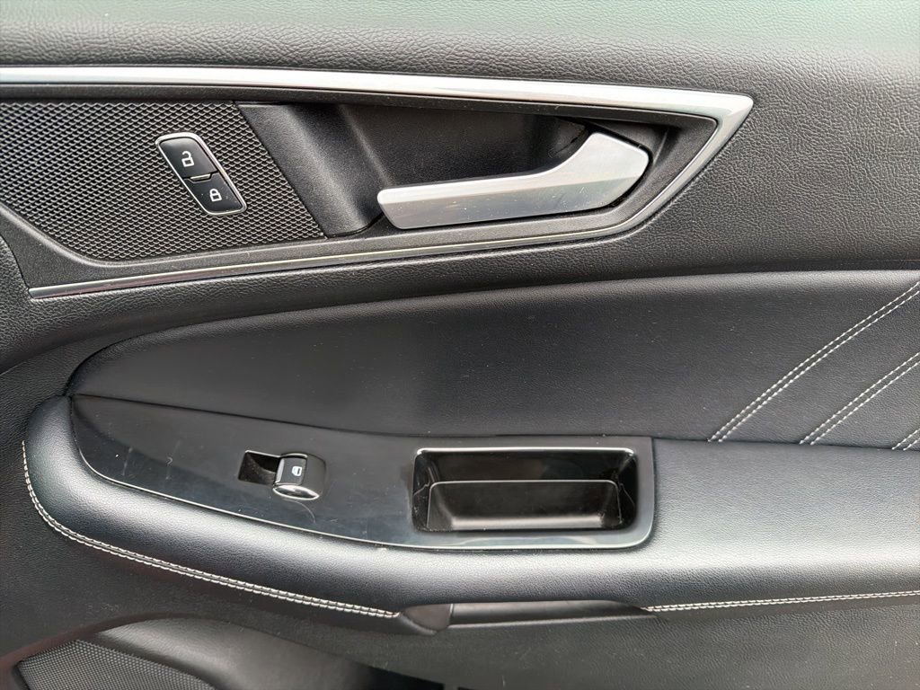 Used 2016  Ford Sport image 18