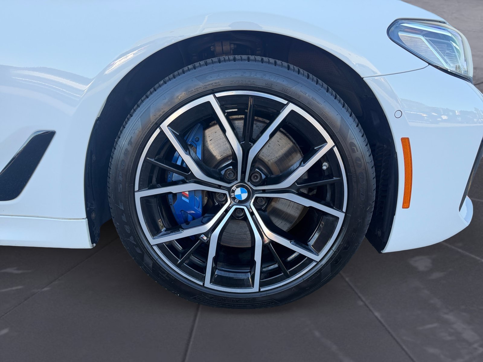 Used 2023 Alpine White BMW 540i xDrive image 46