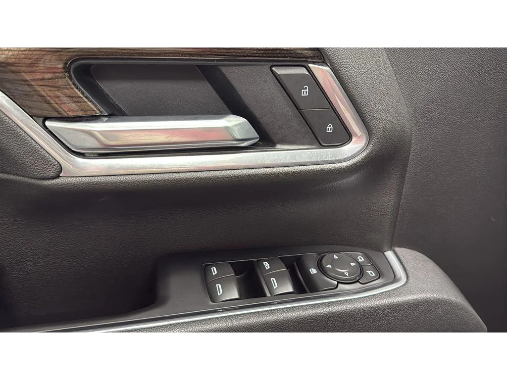 Used 2025 Summit White Chevrolet LT image 16
