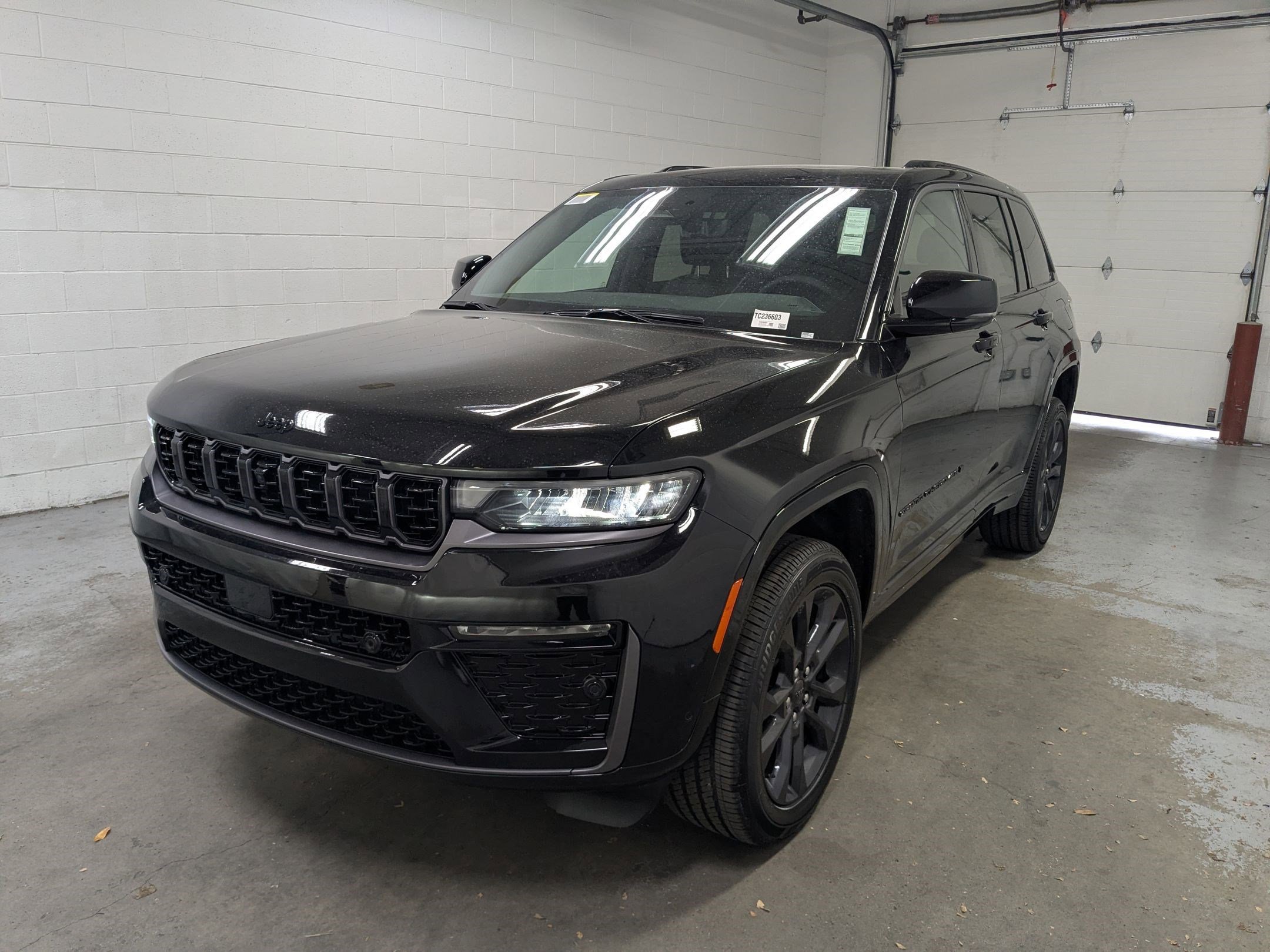 New 2026 Diamond Black Crystal Pearl-Coat Exterior Paint Jeep Limited Reserve image 9
