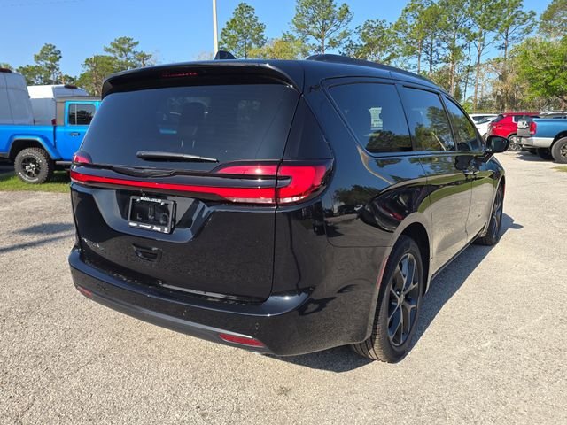 New 2026 Diamond Black Crystal Pearl-Coat Exterior Paint Chrysler Select image 4