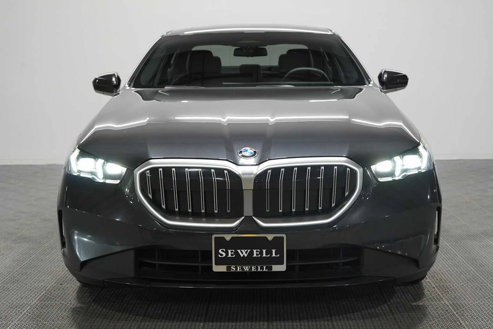 Used 2025 Dark Graphite Metallic BMW 530i image 2