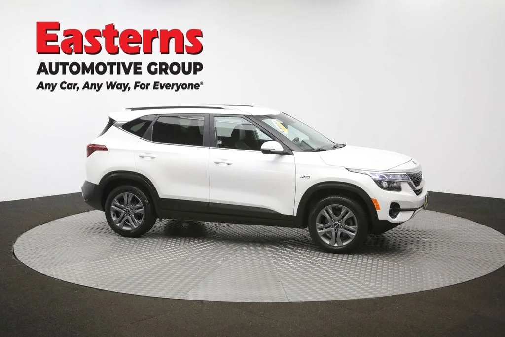 Used 2021 White Kia S image 45