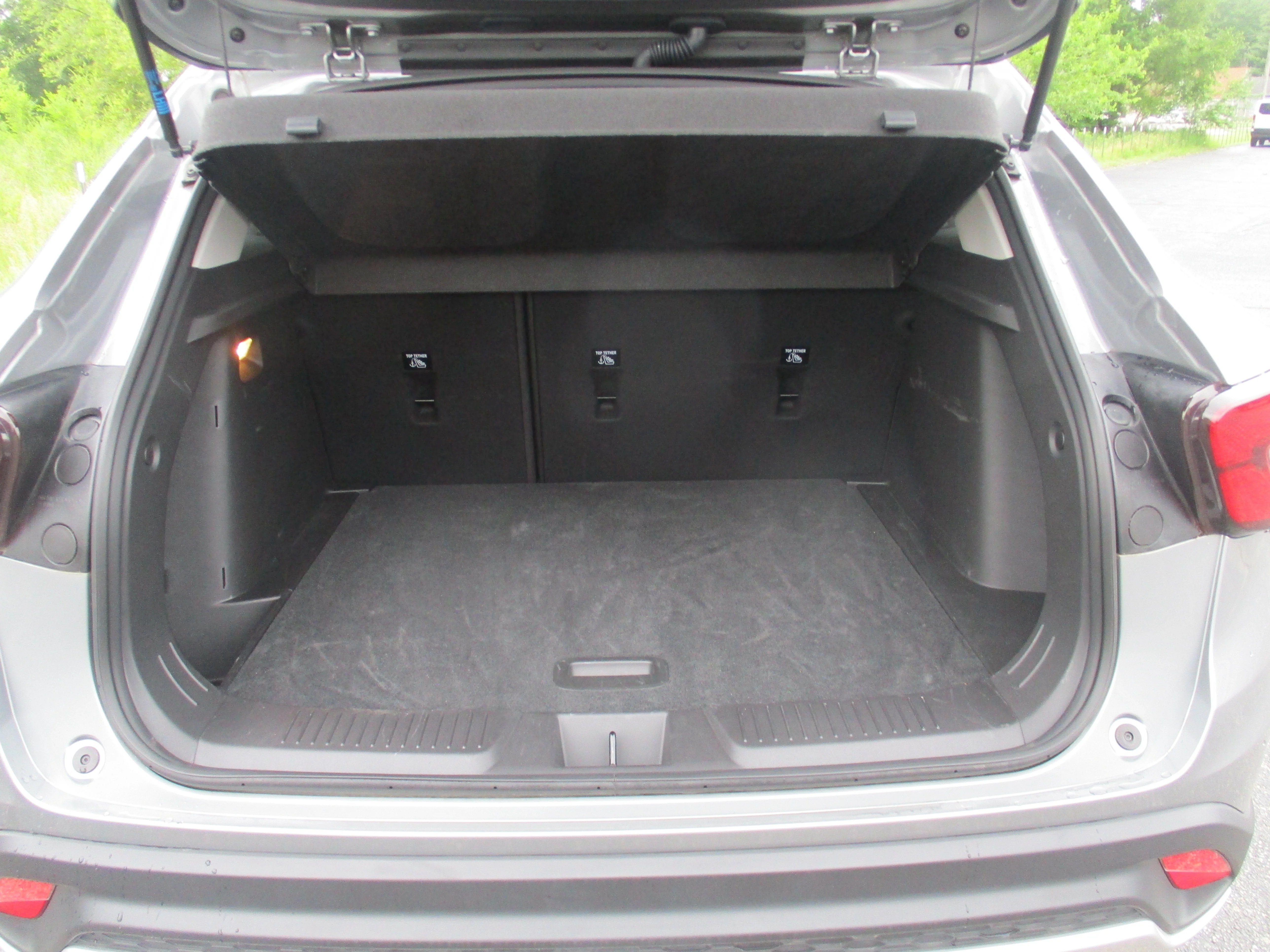 Used 2025 Sterling Gray Metallic Chevrolet LT FWD image 39