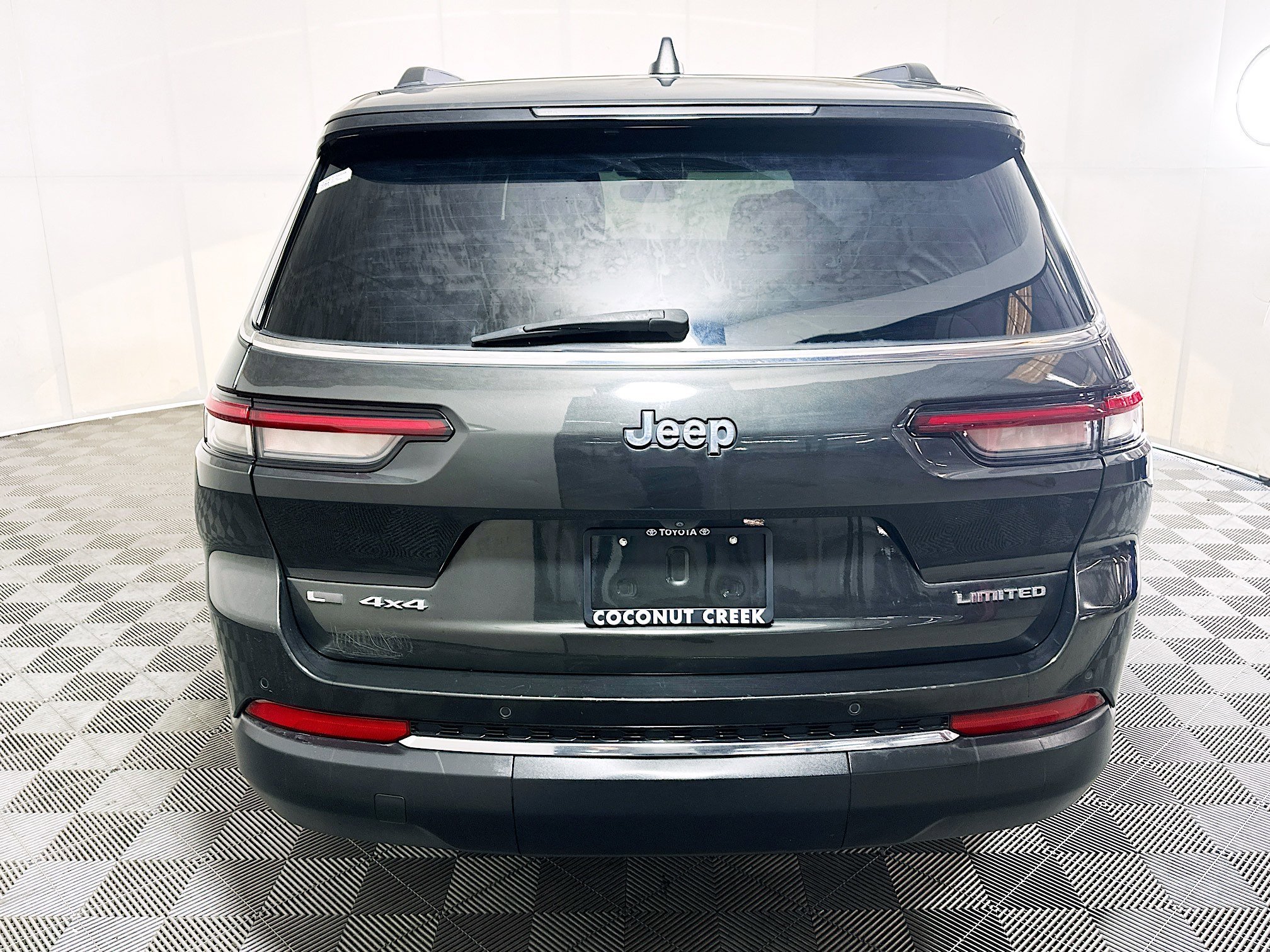 Used 2021 Rocky Mountain Pearlcoat Jeep Limited image 4