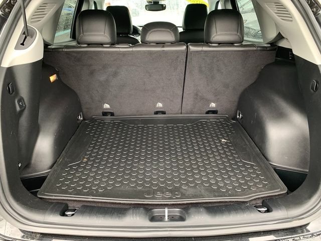 Used 2022 Black Jeep Latitude Lux image 6