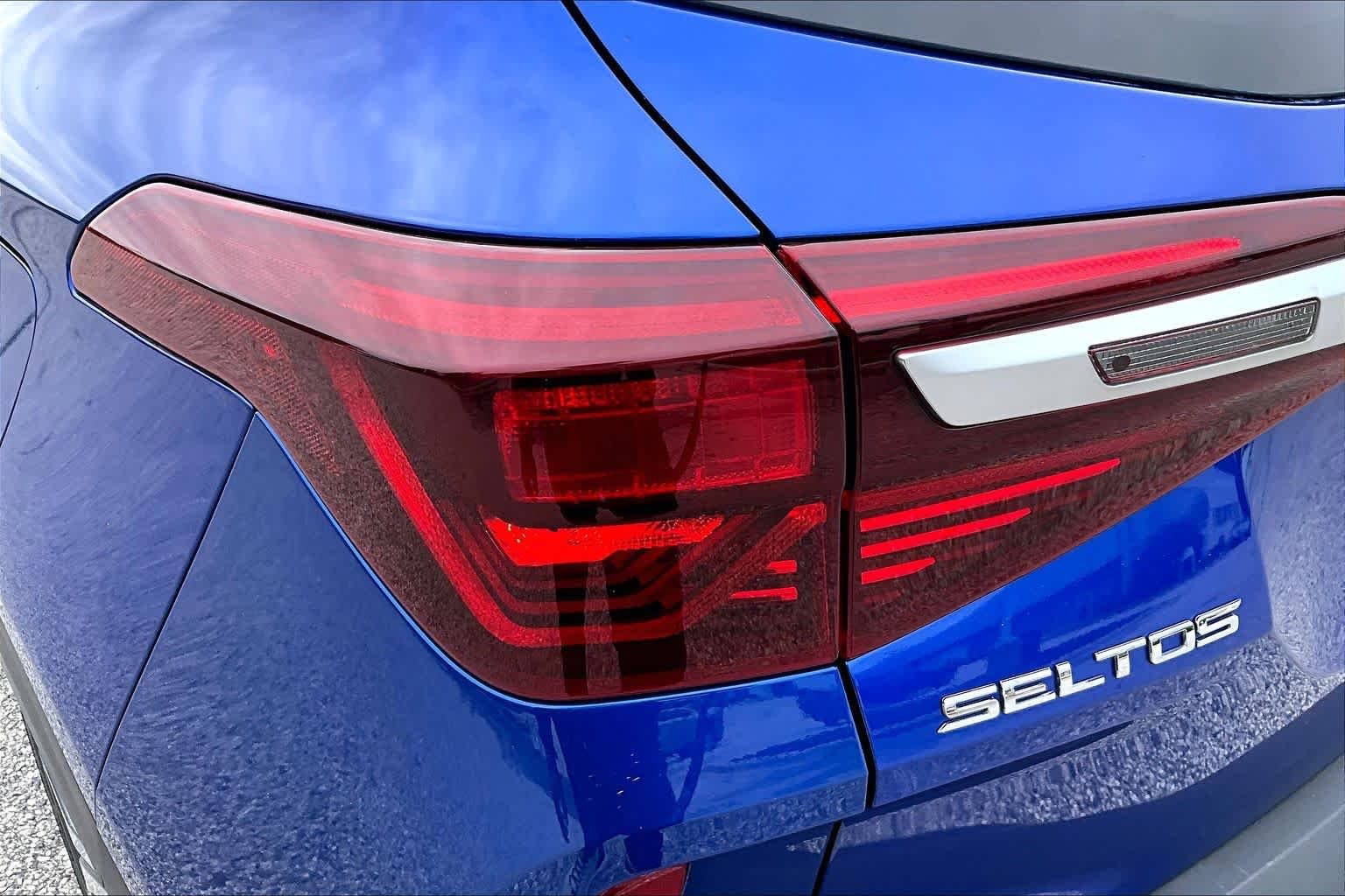 Used 2021 Neptune Blue Kia SX image 28