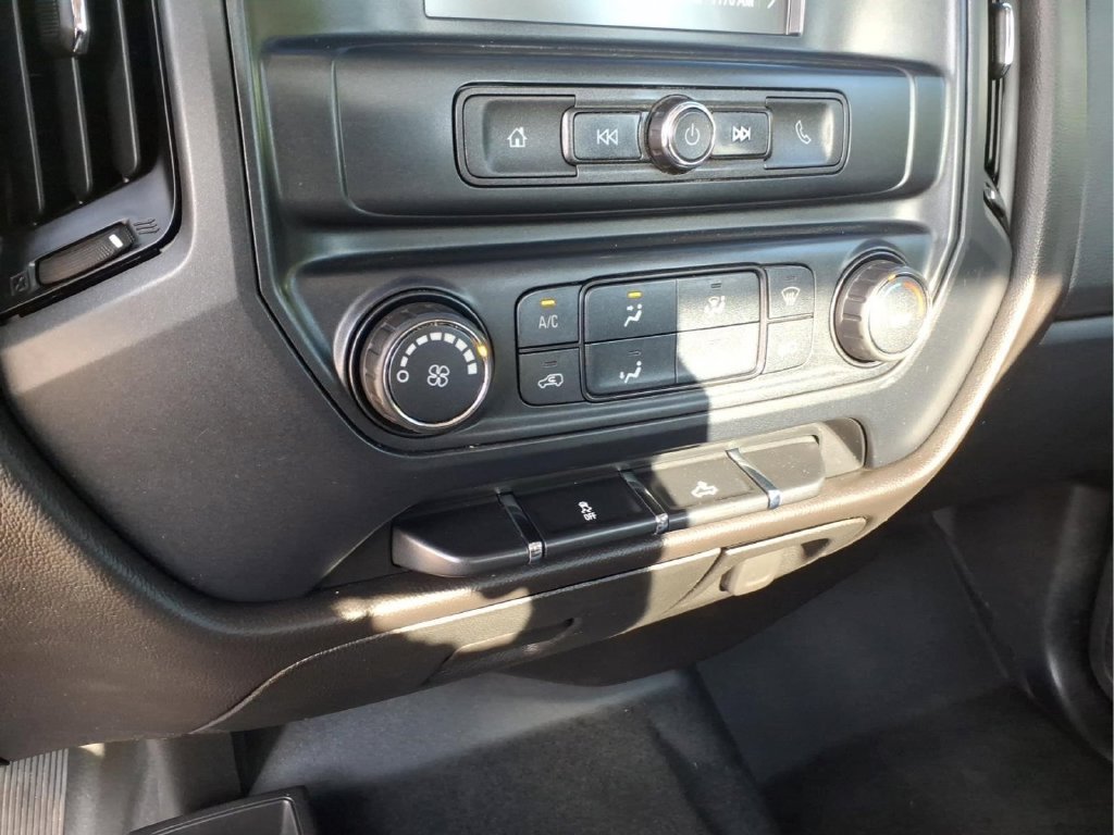 Used 2018 White GMC Base image 22