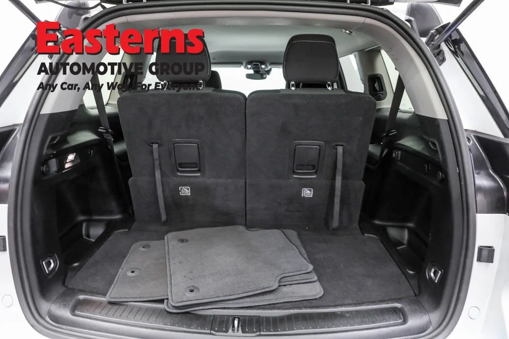 Used 2023 White Jeep Laredo image 9