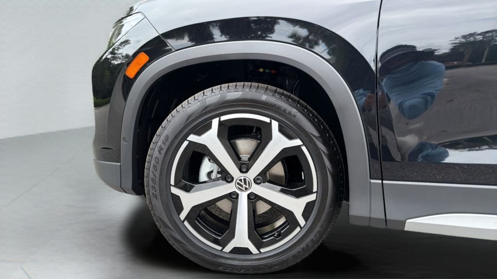 New 2026 Deep Black Pearl Volkswagen 2.0T SE image 32
