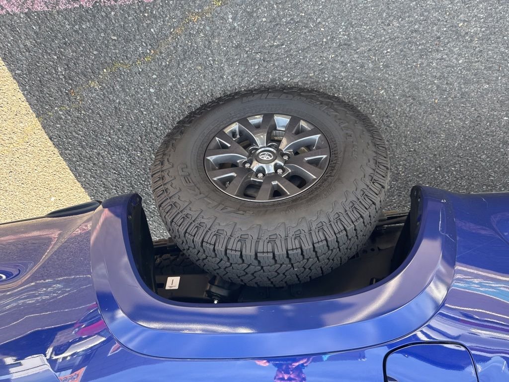 Used 2022 Blue Crush Metallic Toyota SR5 image 9