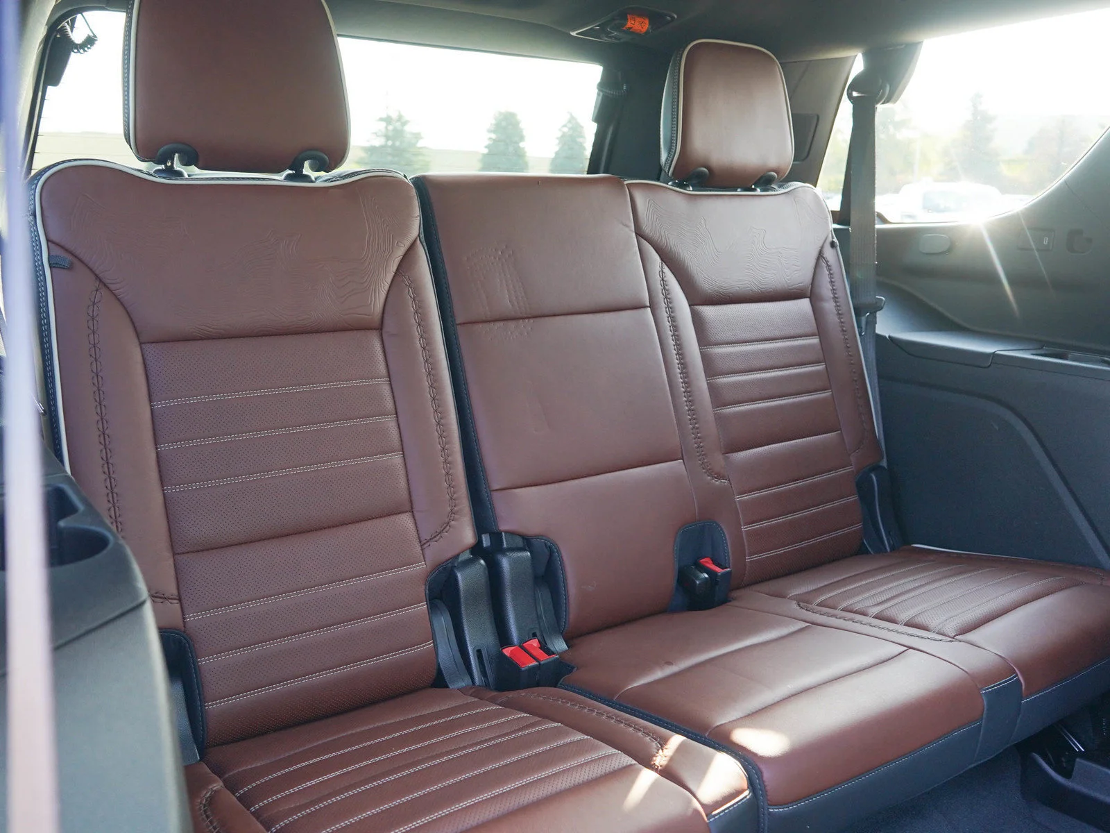 Used 2023 White Frost Tricoat GMC Denali Ultimate image 14