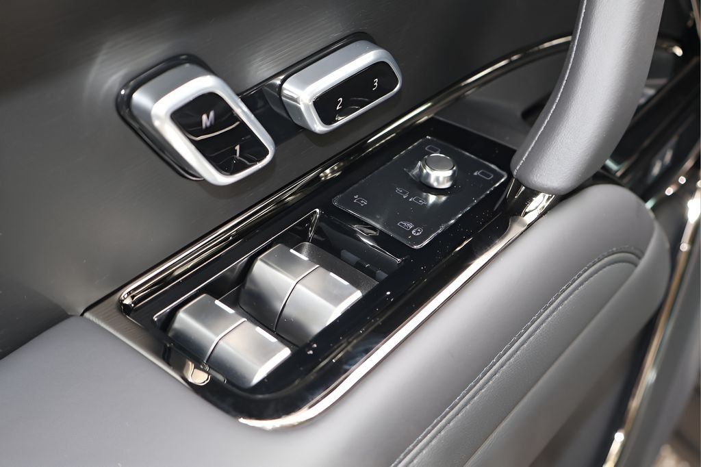 New 2026 Carpathian Grey Land Rover Dynamic SE image 11