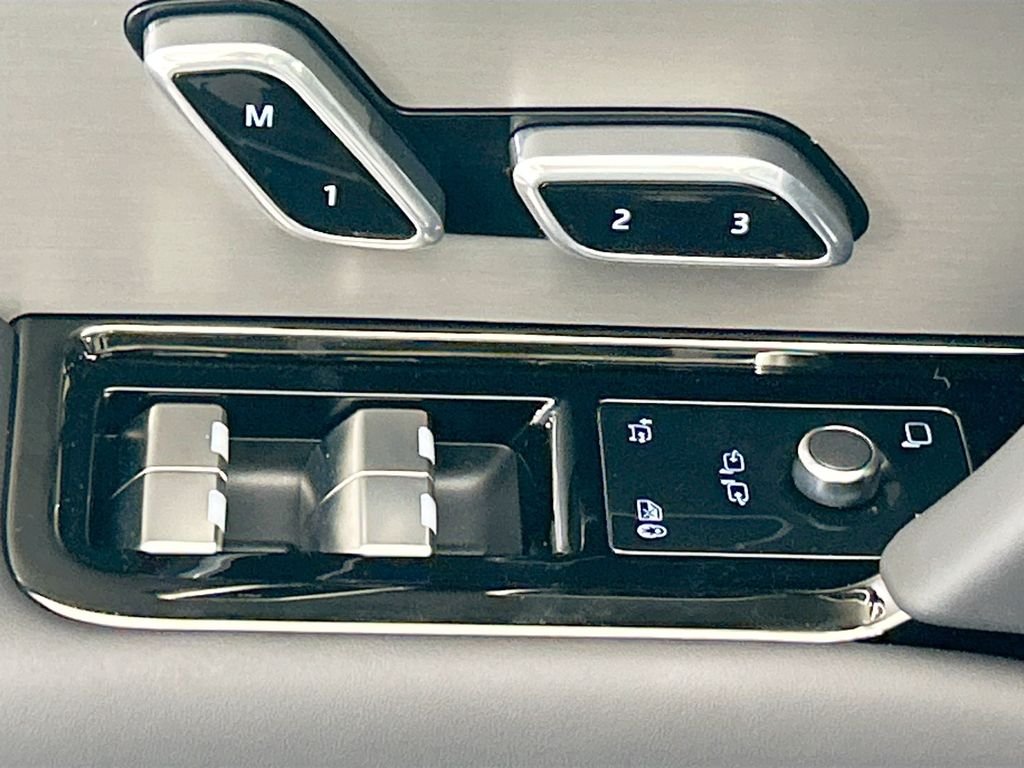 New 2026 Fuji White Land Rover Dynamic SE image 22