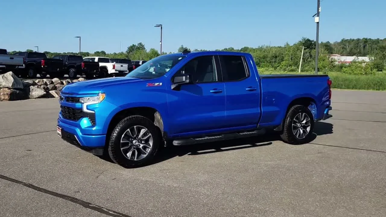 Used 2025 Riptide Blue Metallic Chevrolet RST image 5