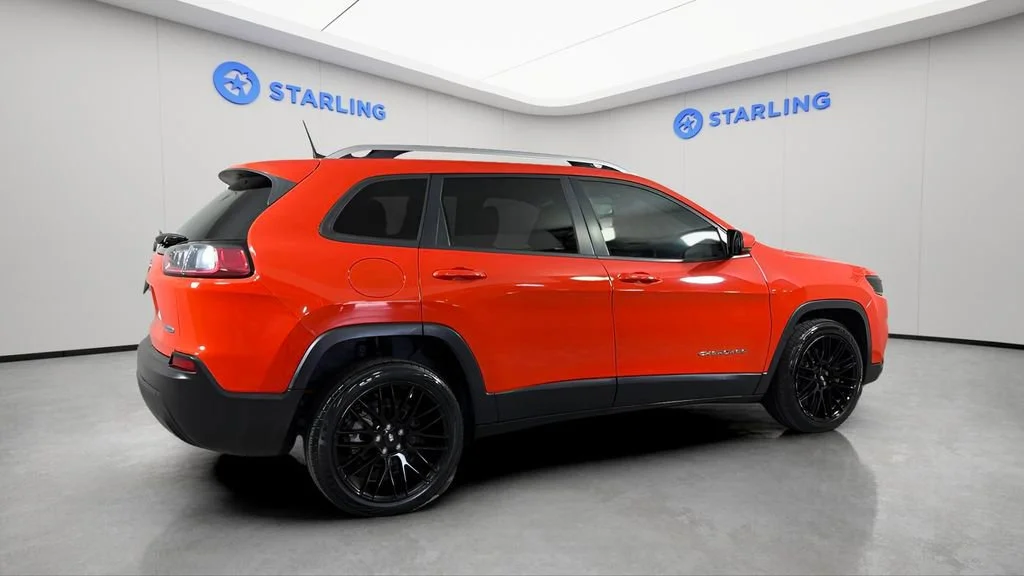 Used 2021 Orange Jeep Latitude FWD image 11