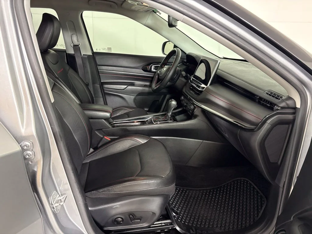 Used 2022 Silver Jeep Trailhawk image 16