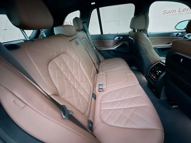 Used 2026 White BMW M60i image 29