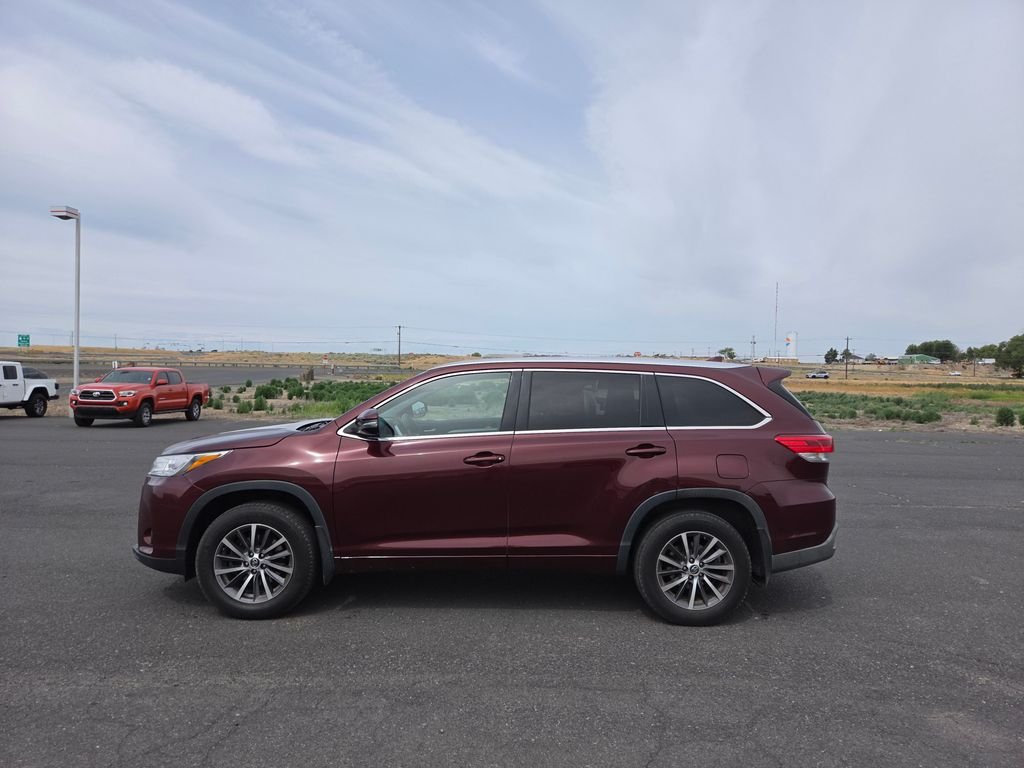 Used 2017 Red Toyota XLE image 2