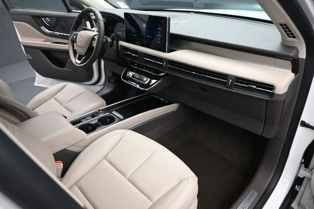 Used 2023 Pristine White Lincoln Standard image 26