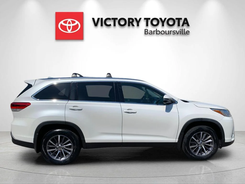 Used 2019 White Toyota XLE image 6