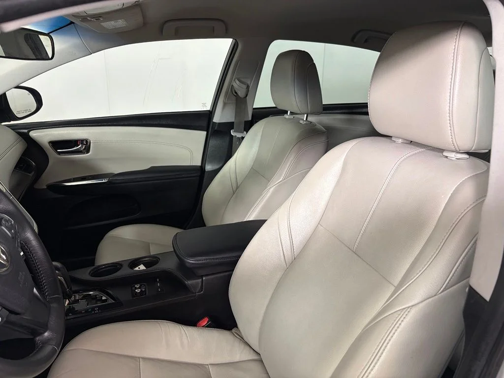 Used 2018 Silver Toyota XLE image 18