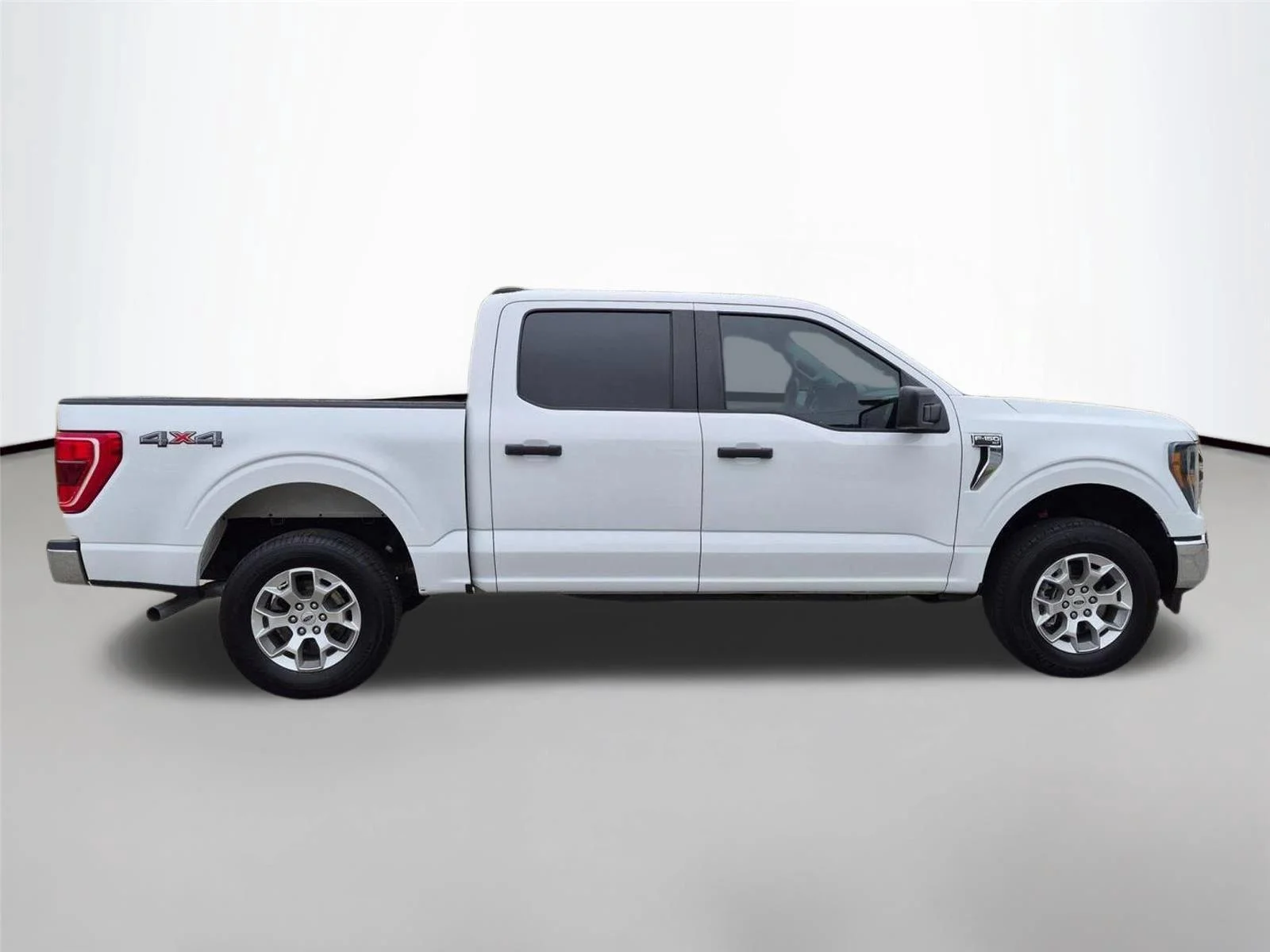Used 2023 Oxford White Ford XLT image 4