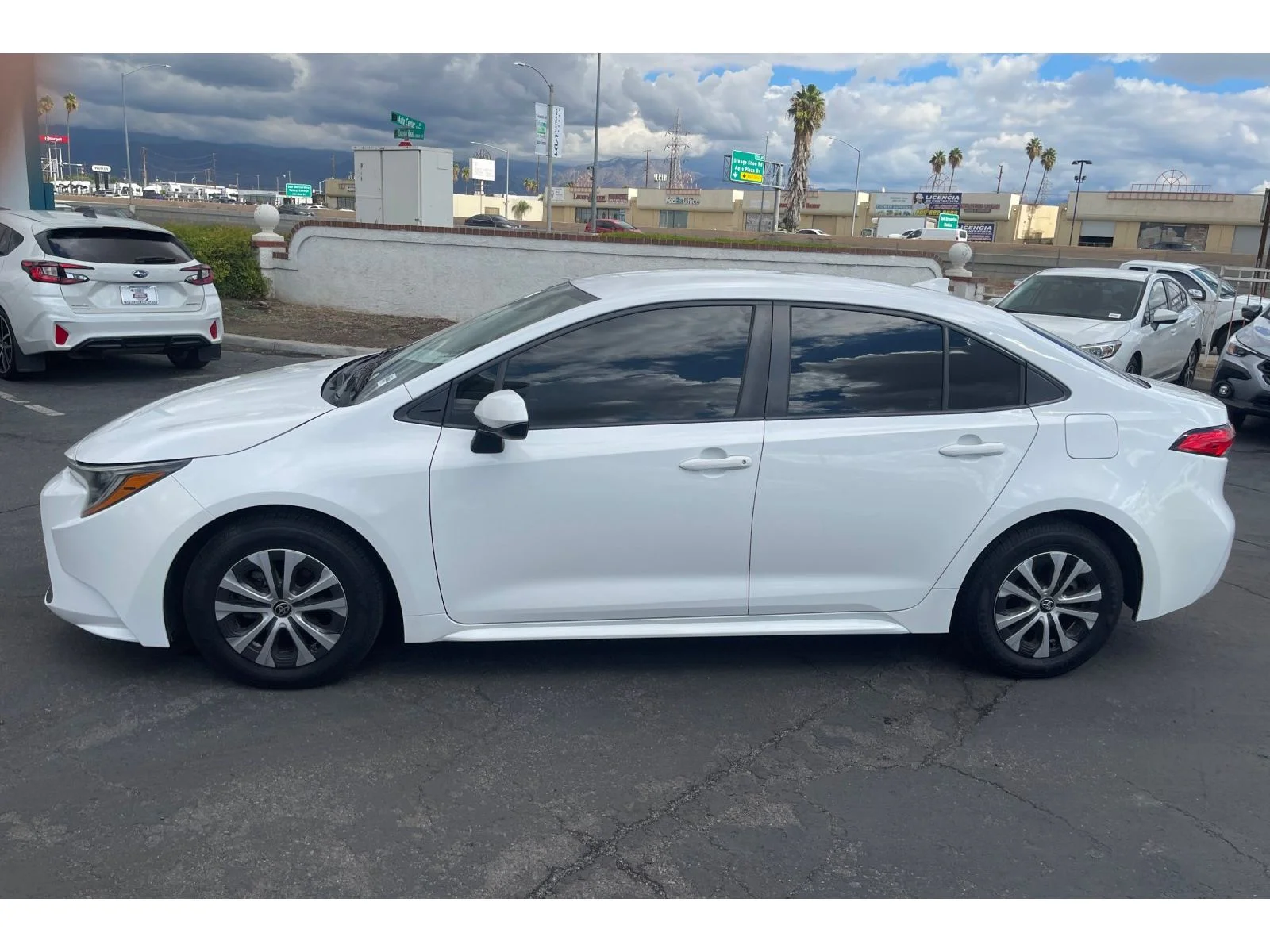 Used 2022 WHITE Toyota Hybrid LE image 2