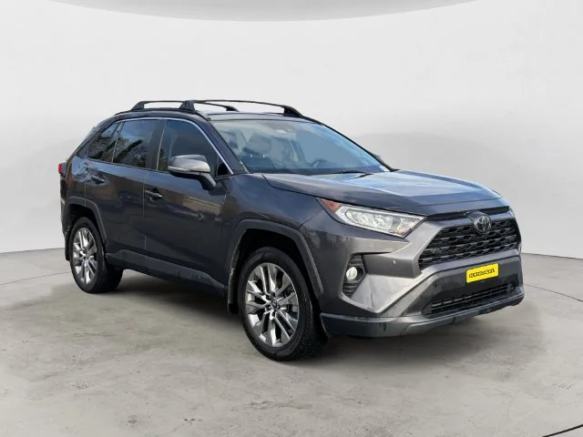 Used 2019 Gray Toyota XLE Premium image 3