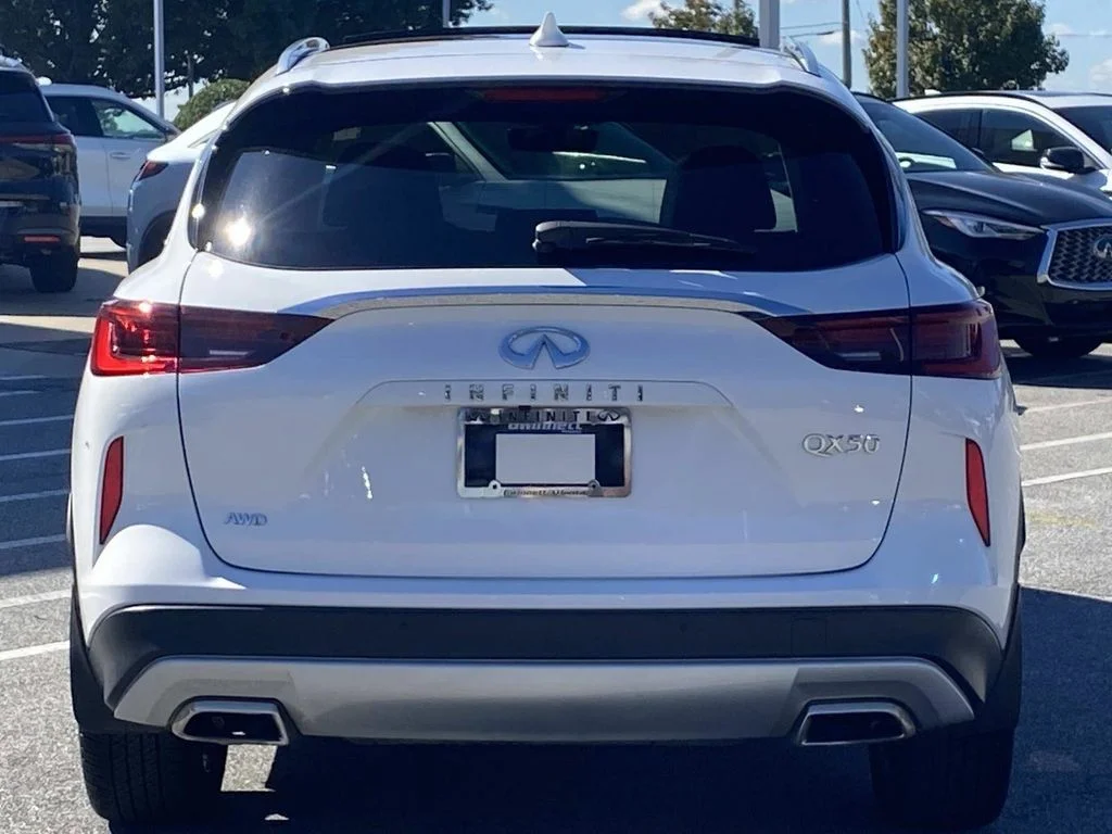 Used 2025 White INFINITI LUXE image 3