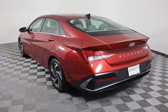 Used 2025 Red Hyundai SEL Convenience image 6