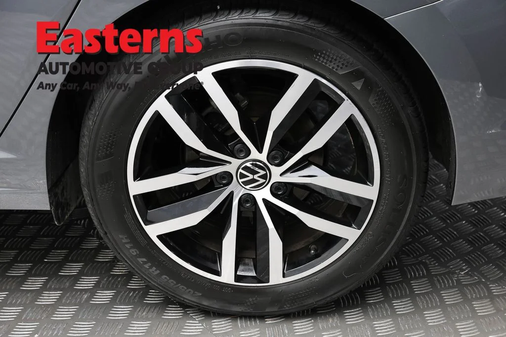Used 2025 Gray Volkswagen 1.5T SE image 8