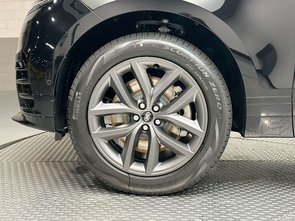 Certified Used 2026 Santorini Black Metallic Land Rover Dynamic SE image 4