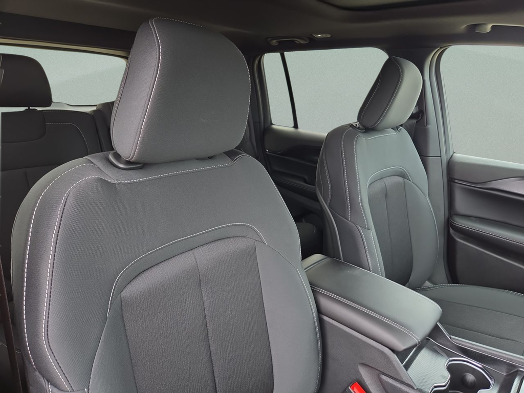 New 2025 Baltic Gray Metallic Clear-Coat Exterior Paint Jeep Laredo X image 40