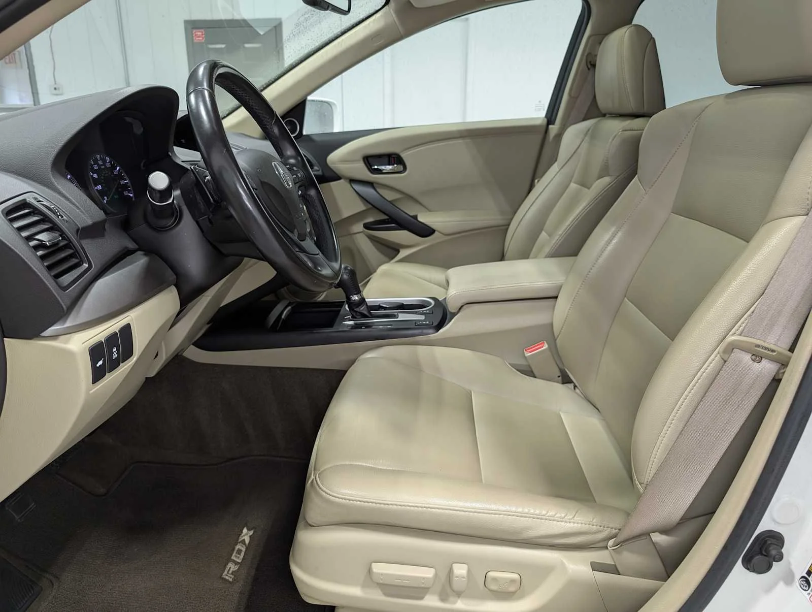 Used 2018 White Diamond Pearl Acura  image 4