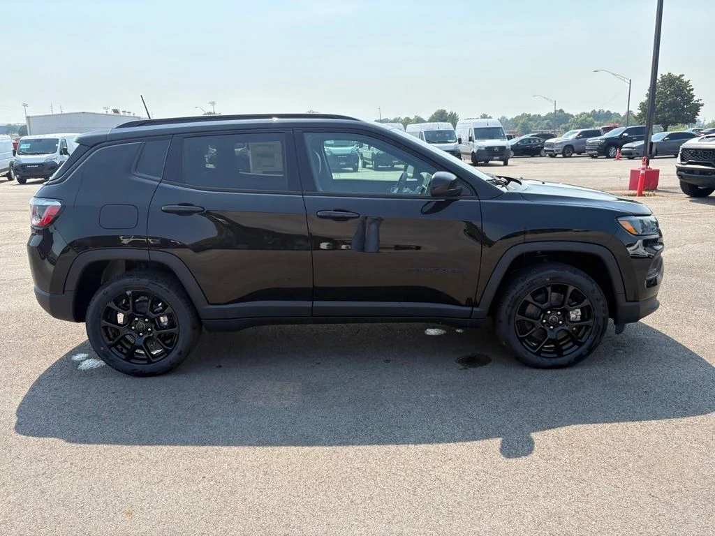 New 2026 Diamond Black Crystal Pearl-Coat Exterior Paint Jeep Latitude image 9