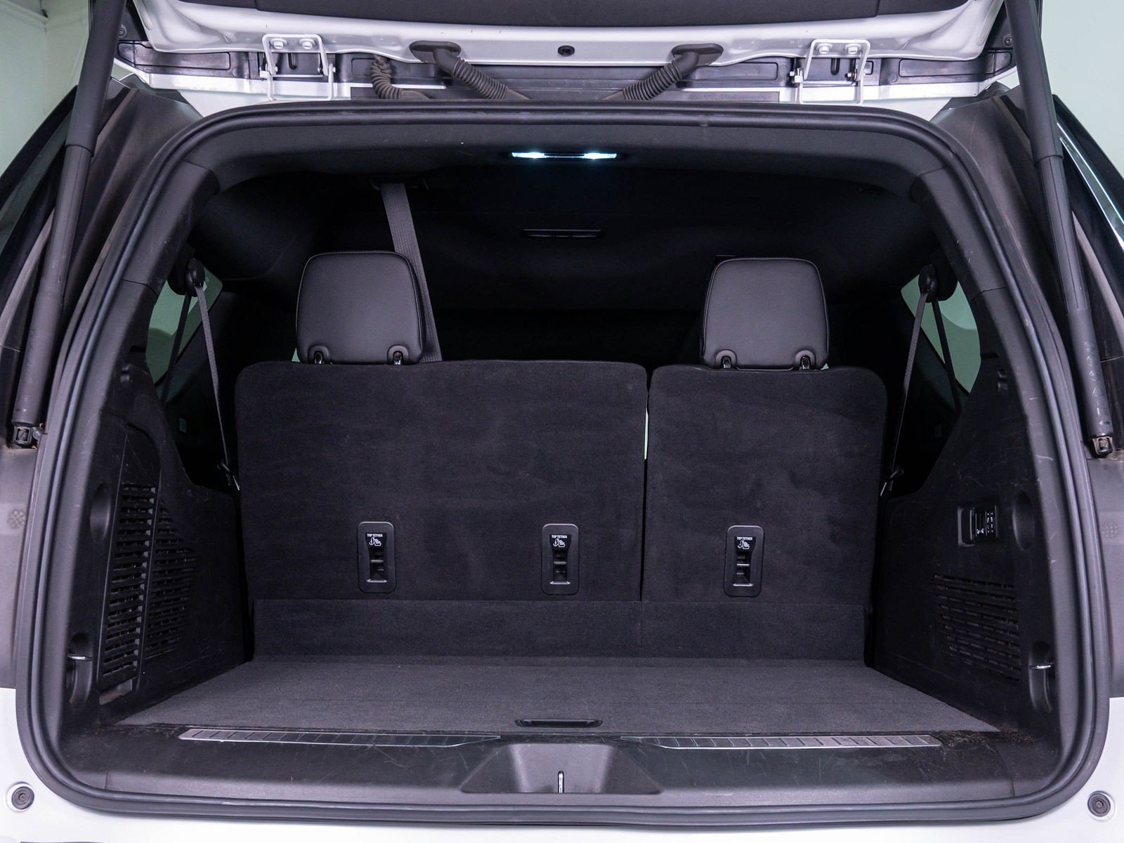 Used 2022 White Frost Tricoat GMC Denali image 8