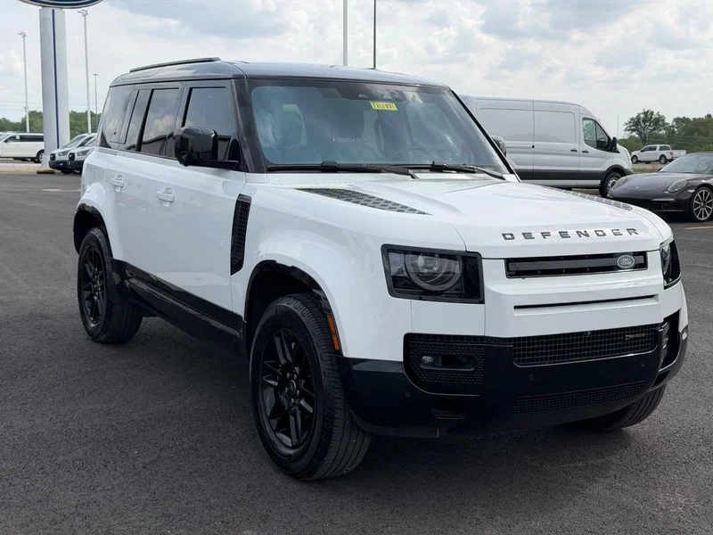 Used 2022 Fuji White Land Rover X-Dynamic HSE image 3